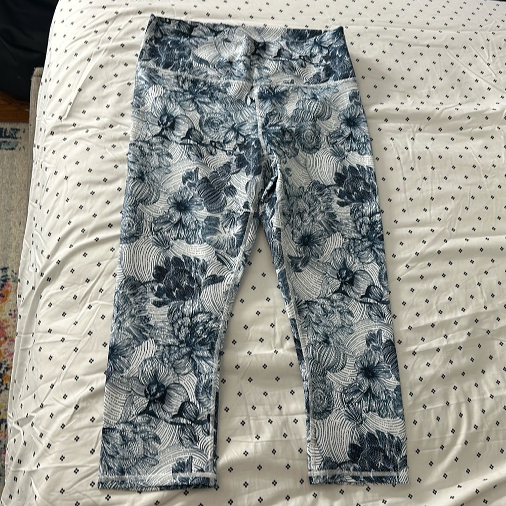 Fabletics 3/4 Blue/White Pattern Leggings Sz L